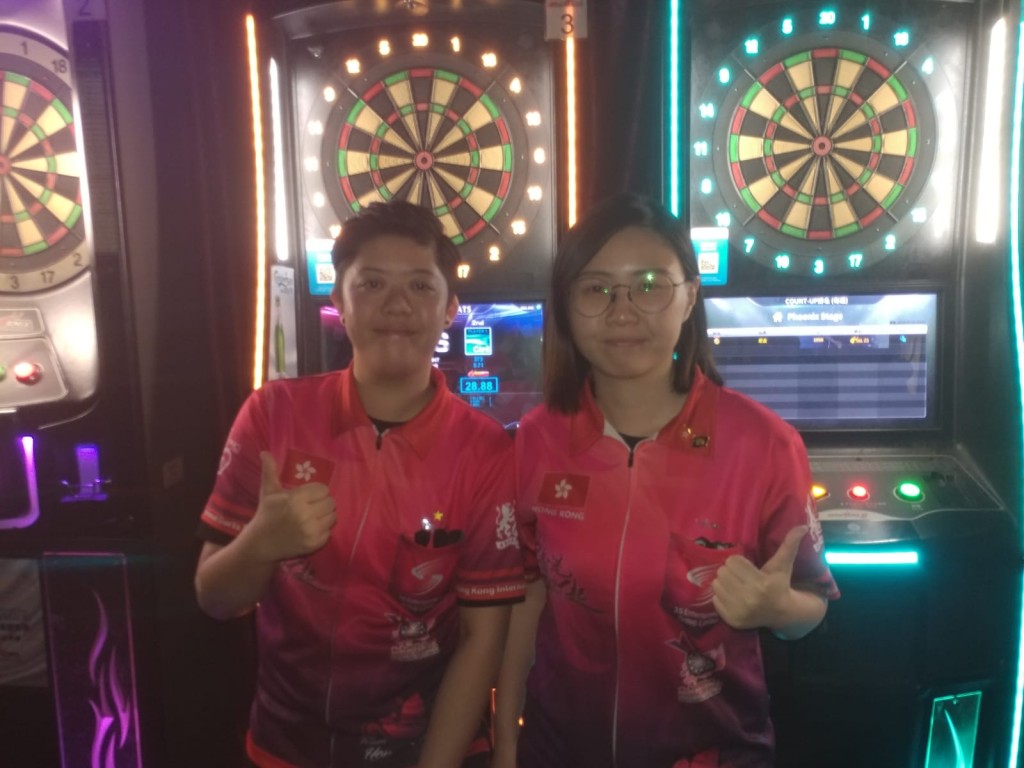 女子隊成員孫蔚婷(左)及李芷晴將代表香港出戰香港飛鏢節國際一級邀請賽。相片由公關提供