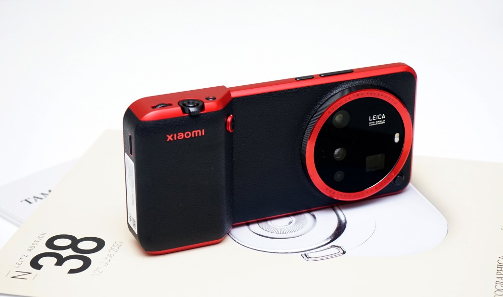 Xiaomi 15 Ultra繼續有專用的攝影套裝，紅黑配色更搶眼，且支援IP54防塵防水。