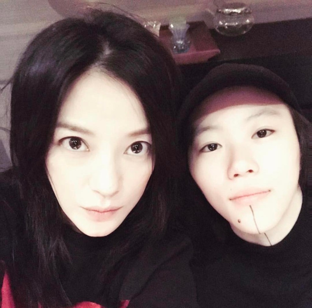 還有媽媽王菲的一班好友加持，童童與趙薇合照。