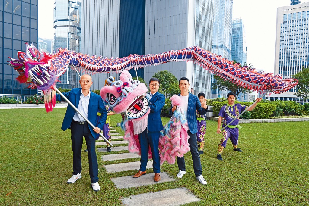 舞龍舞獅文化在世界各地發揮凝聚華人的作用，是中華文化的重要象徵。香港龍獅節籌備委員會三位成員——召集人立法會議員顏汶羽博士（中）、副召集人夏德建師傅（左）及譚定邦師傅（右）以身作則，透過活動傳揚中華文化。
