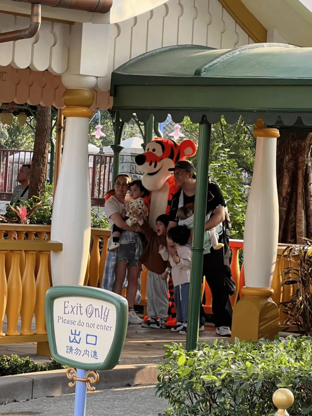 張致恒早前一家六口現身迪士尼樂園，跟跳跳虎開心合照。