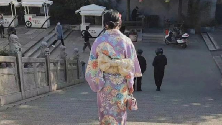 身穿和服在街上行走的浙江女子聲稱不知昨日是南京大屠殺公祭日。（網上圖片）