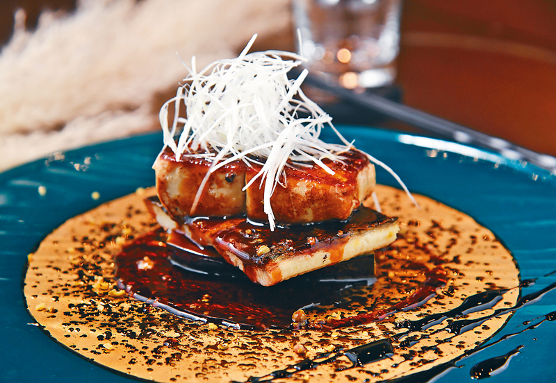 香煎鰻魚伴軟滑鵝肝 
煎香兩邊的鰻魚吸收脆皮鵝肝的精華，油脂豐腴，鮮味可口。