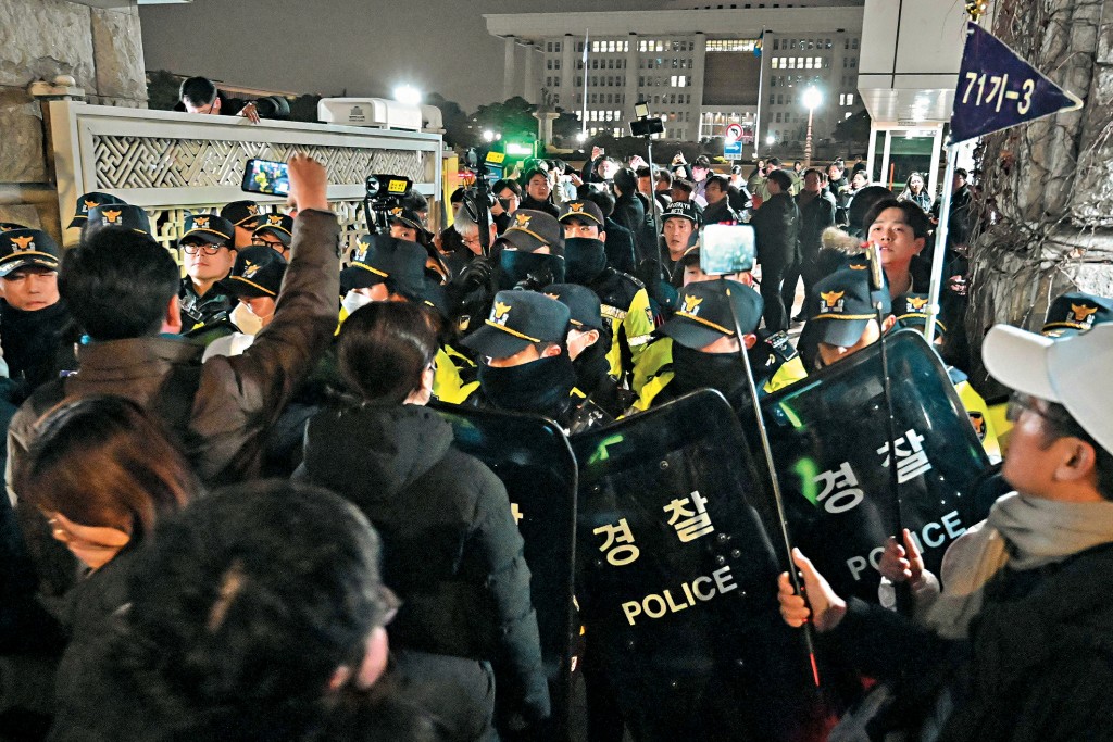 在南韓國會大樓外,有試圖闖入的民眾與警員發生衝突和對峙。