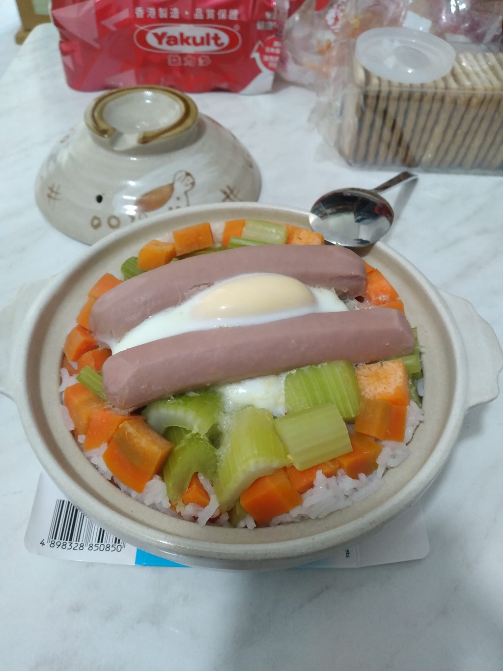  红萝卜粒 西芹粒 厨师肠 太阳蛋 煲仔饭（图片来源：Facebook@香港茶餐厅及美食关注组）