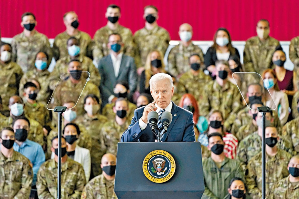 拜登周三在英國米爾登霍爾皇家空軍基地，向駐當地美軍講話。　