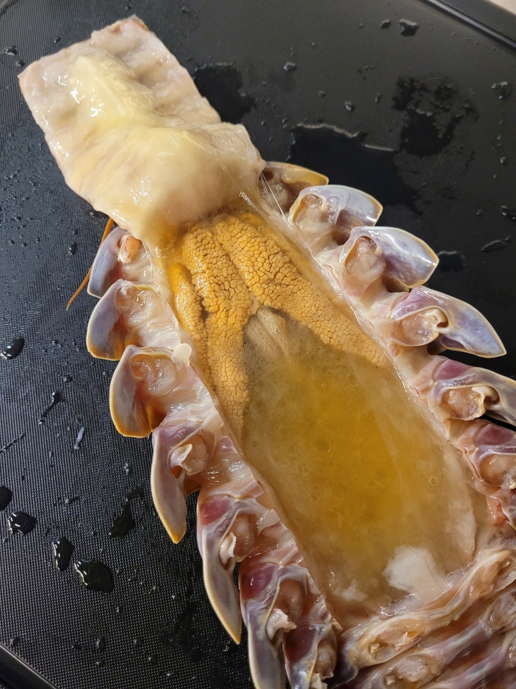 黄色的腺体吃起来有类似蟹黄蟹膏的口感与味道（图片来源: 拉面公子FB）