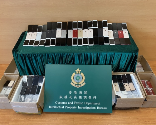 海關在葵涌及土瓜灣檢獲829部冒牌手機。 海關圖片