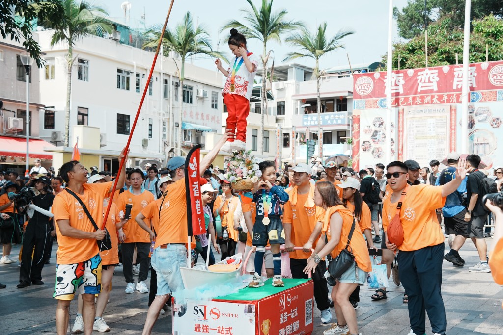 不少小孩作運動員打扮。汪旭峰攝 不少小孩作運動員打扮。汪旭峰攝