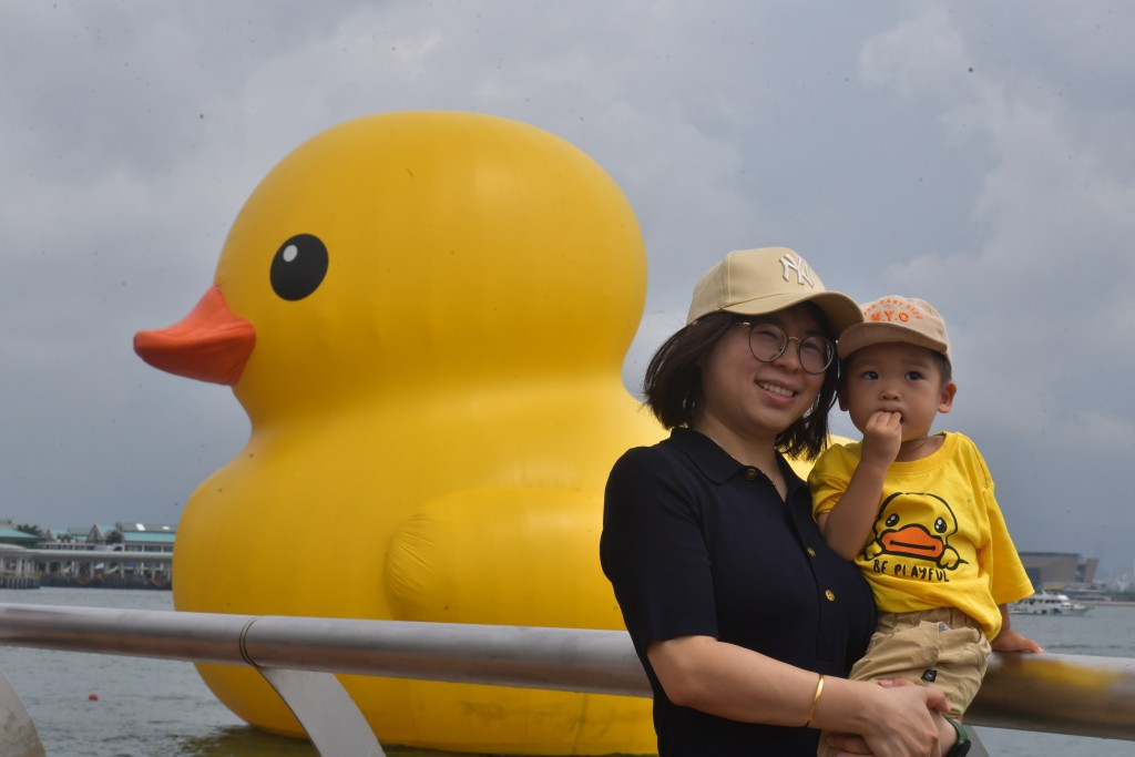 黃色橡皮鴨在維港展出的首個周日，市民與「回復單身」的大鴨打卡。陳極彰攝