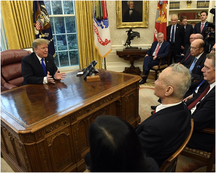 特朗普在白宫会见刘鹤。