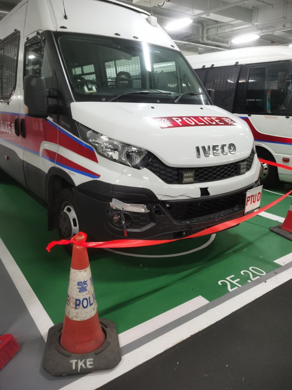 一輛PTU警車被撞毀。網上圖片