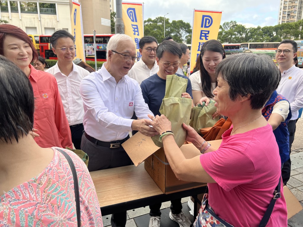 謝展寰出席活動啟動禮,並向巿民派發防蚊包。 謝展寰出席活動啟動禮,並向巿民派發防蚊包。