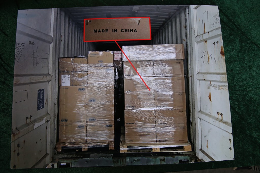 走私貨物藏於貨櫃內中間位置。