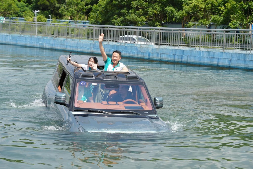 Customs YES團員在比亞迪股份有限公司總部試乘新能源汽車。 Customs YES團員在比亞迪股份有限公司總部試乘新能源汽車。
