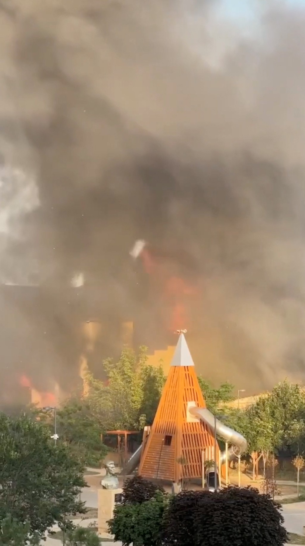 遭纵火的教堂冒出大量浓烟。路透社