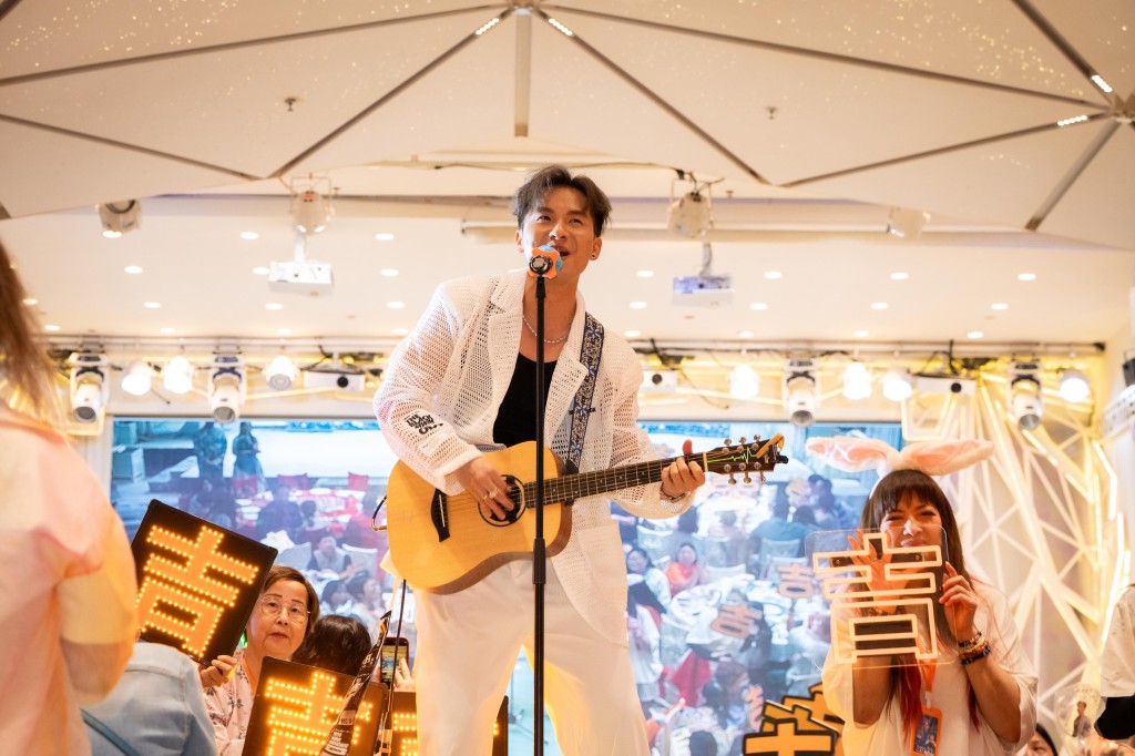 周吉佩在生日會上自彈自唱多首金曲，以音樂回饋歌迷。