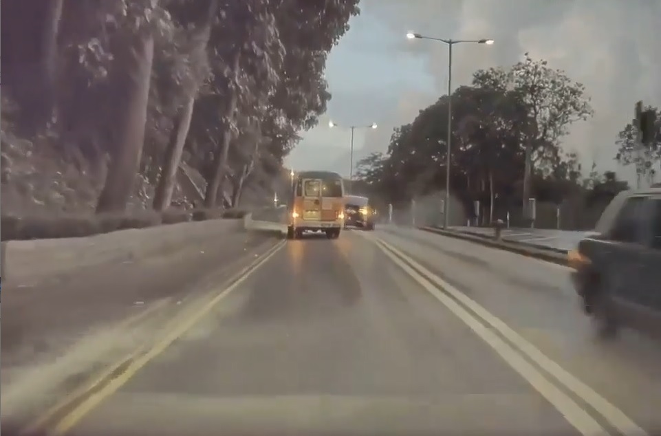 西貢公路往九龍方向發生交通意外，私家車打白鴿轉撞倒對綫小巴。(影片截圖)