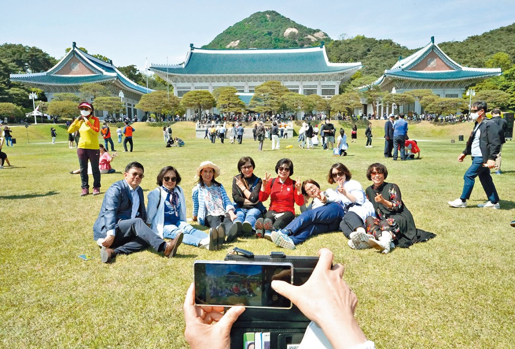 青瓦台周二開放，民眾入內拍照及遊覽。