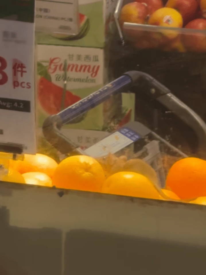 店內有老鼠大搖大擺地徘徊，爬經零食水果。Threads：pennyyyymt