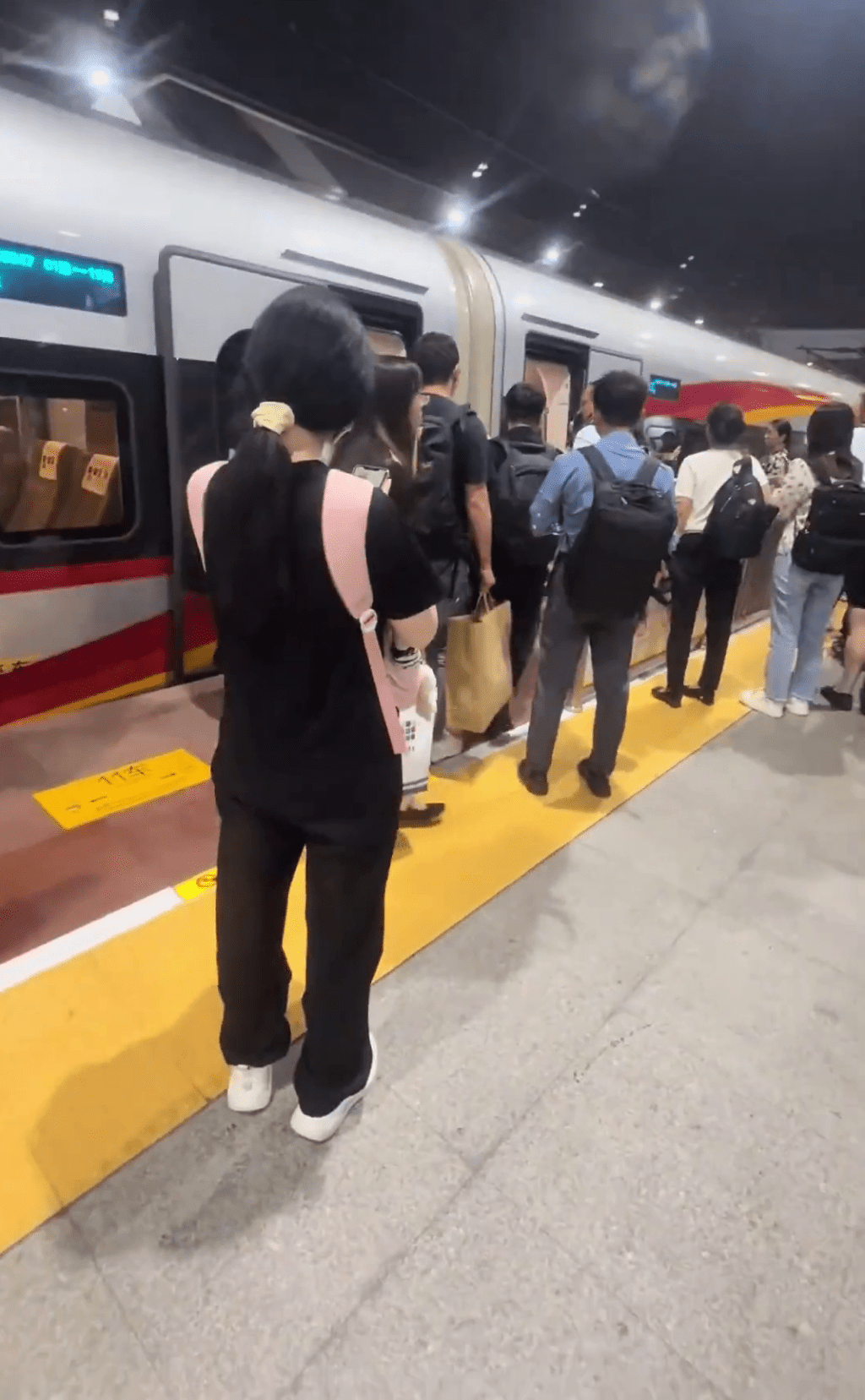 當時月台上有很多乘客圍觀。 當時月台上有很多乘客圍觀。