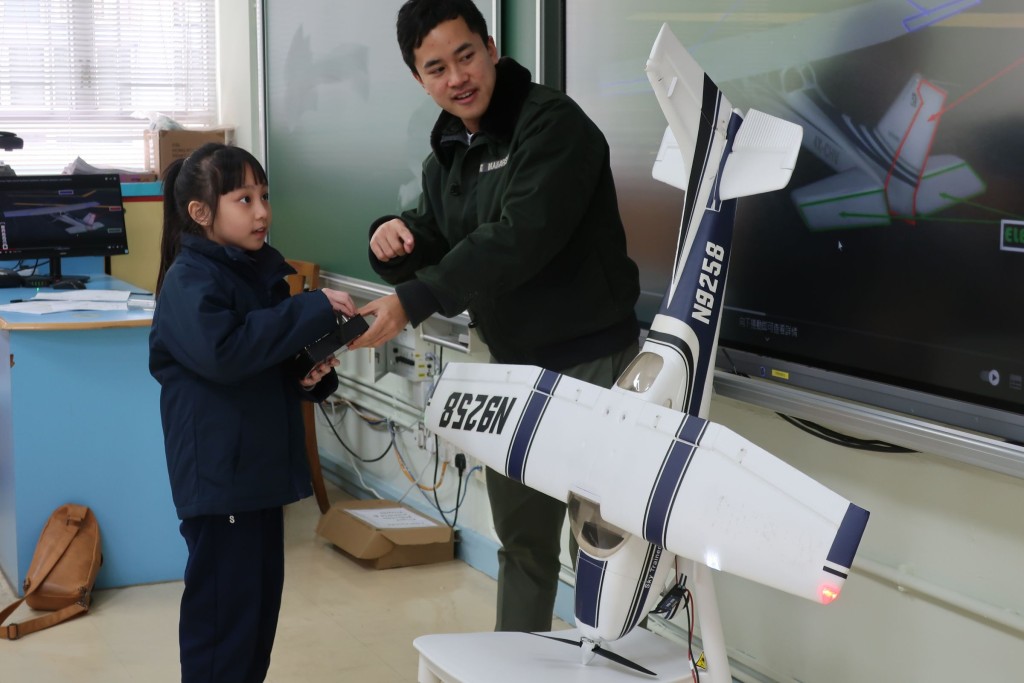 学校还为高小学生安排了航空STEAM拔尖课程。