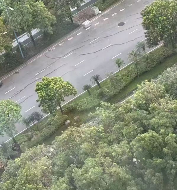 地震發生後，清遠有路面出現裂痕。