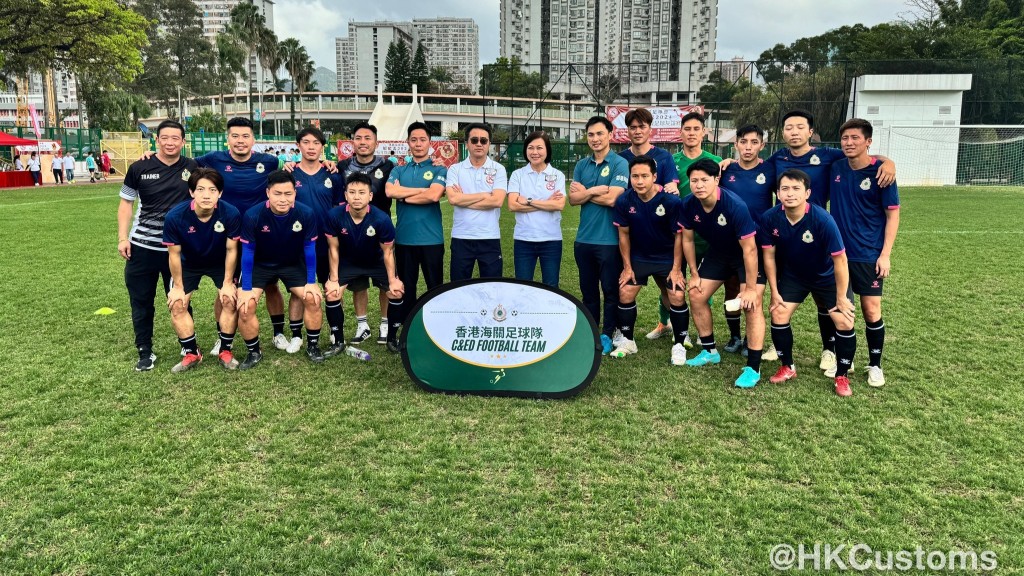 海關男子足球隊參與鯤鵬盃7人足球賽,助理關長吳潔貞到場支持。海關FB
