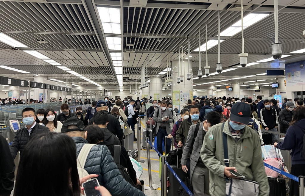鄧炳強表示已準備充足及額外人手，應對兩地通關後的服務要求。資料圖片