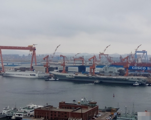 航艦今早周邊出現6艘以上拖船。網圖