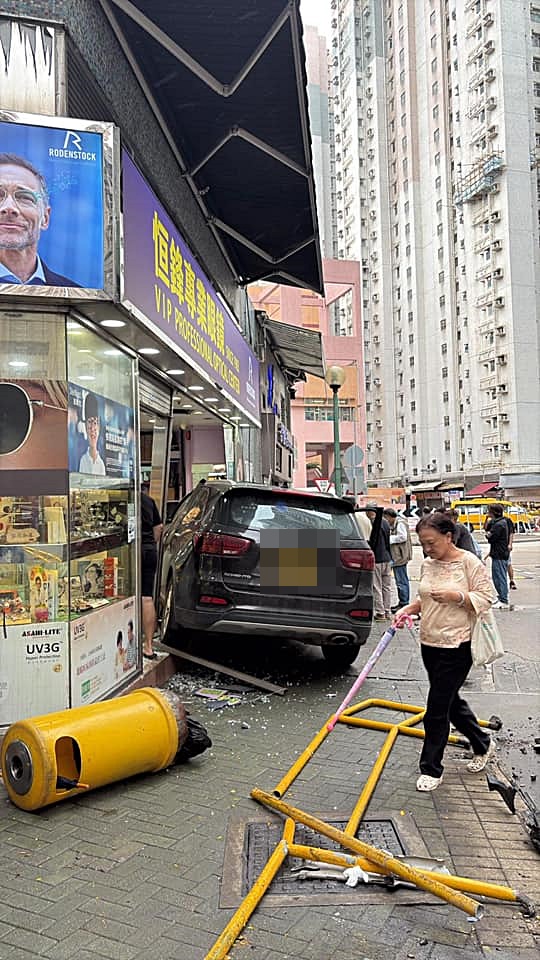 私家車撞毀店舖門口。fb：車cam L（香港群組）