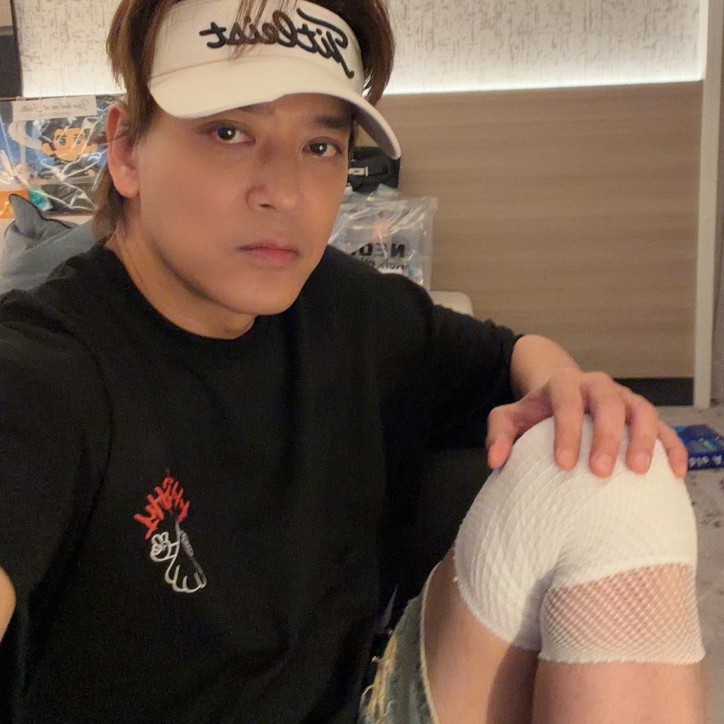 昨天東東跟排舞老師跳舞warm up，怎知就拉到膝蓋旁的腳筋。