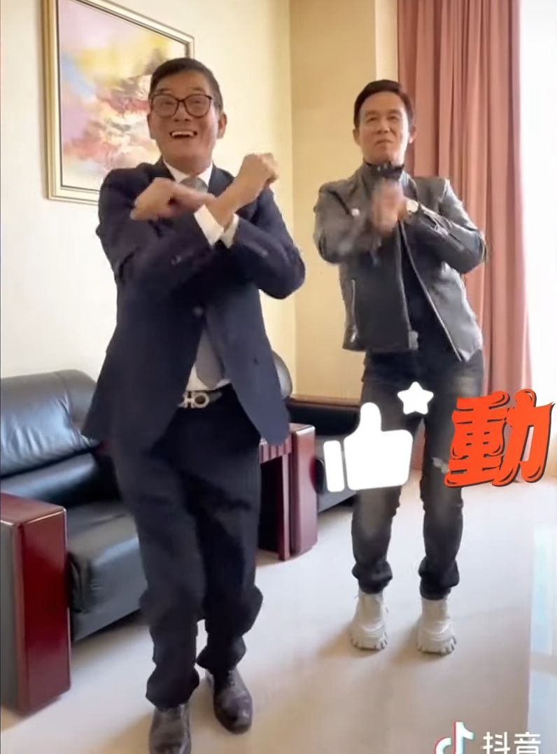 网民比较两人的舞姿，认为李子雄有用心跳。