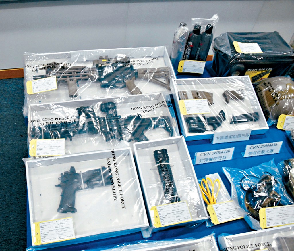 警方在被捕人住所檢獲3支仿製槍械和零部件，包括彈夾、槍管、槍托、氣罐和塑膠子彈等。