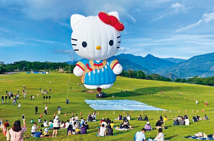 以台灣布農族原住民裝束示人的Hello Kitty熱氣球。（中央社圖片）