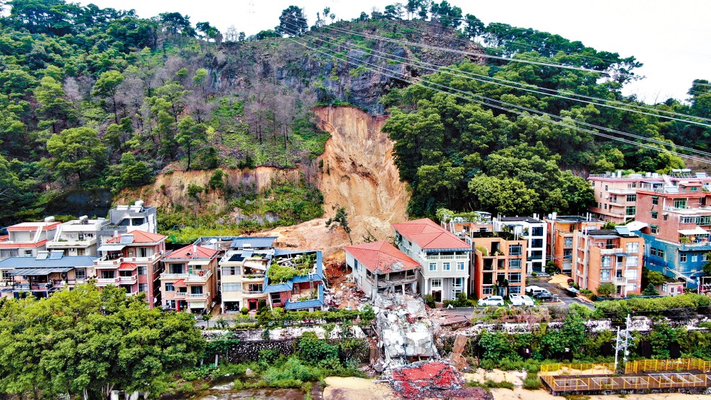 廣州暴雨造成山體滑坡,致房屋受損。