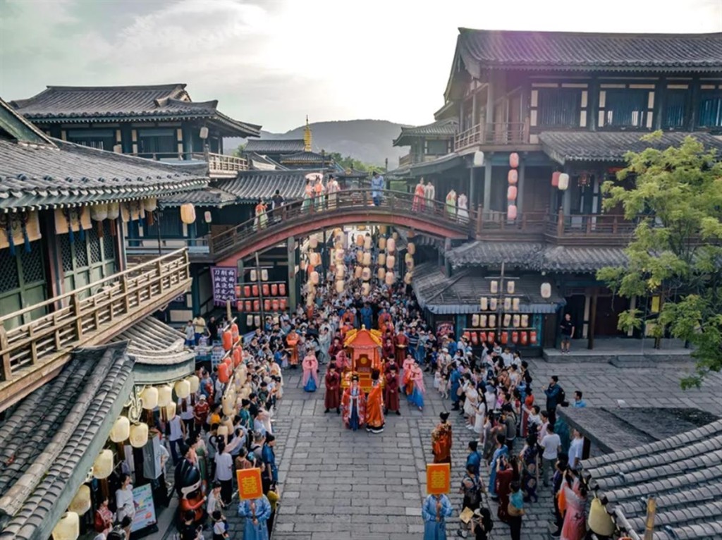 遊客進入唐城景區,尋找《慶餘年2》同款打卡點,並完成同款場景拍照。 遊客進入唐城景區,尋找《慶餘年2》同款打卡點,並完成同款場景拍照。