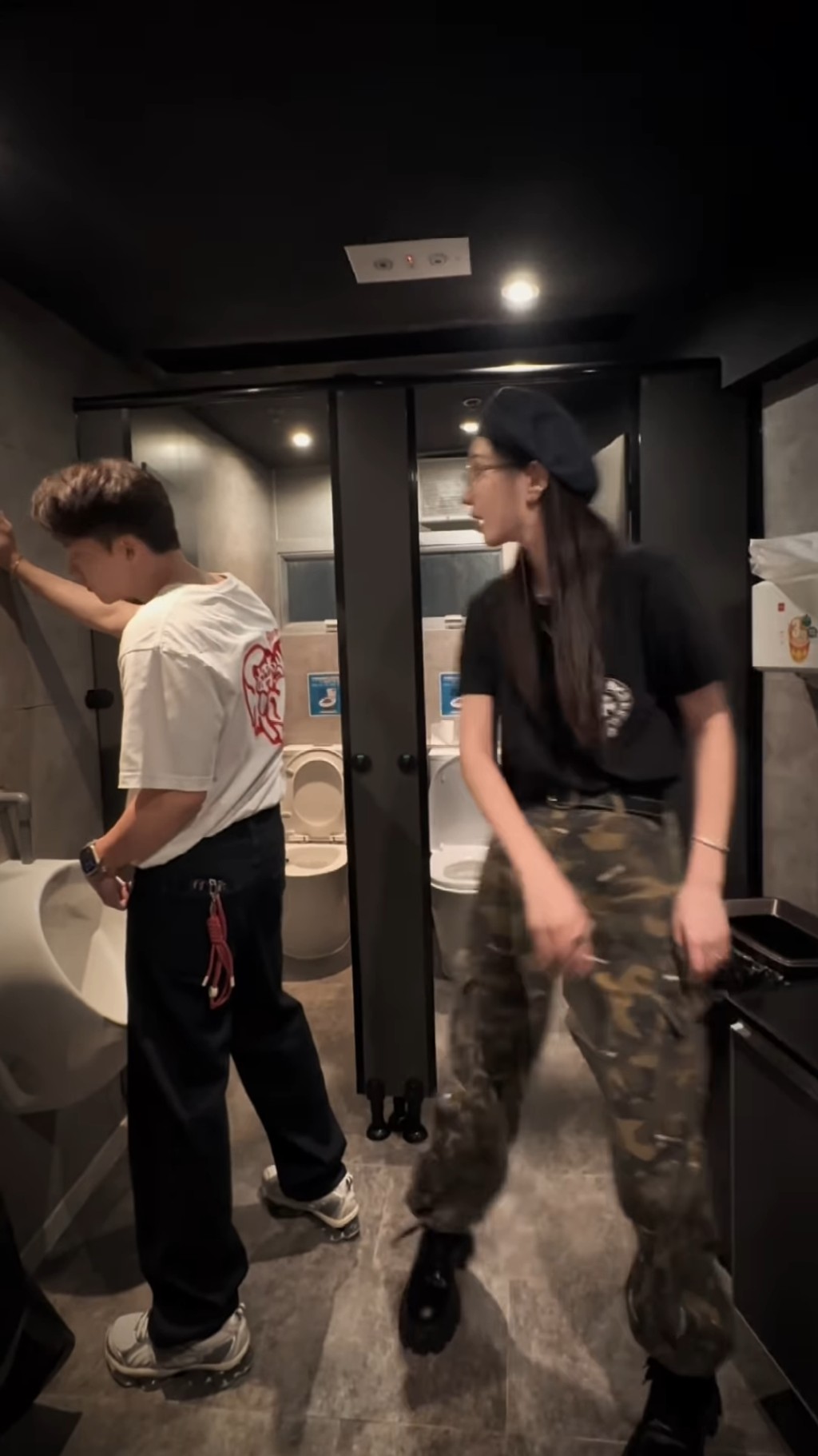 最近，鄭希怡在IG上更新了一條與關智斌在男廁跳舞的影片。