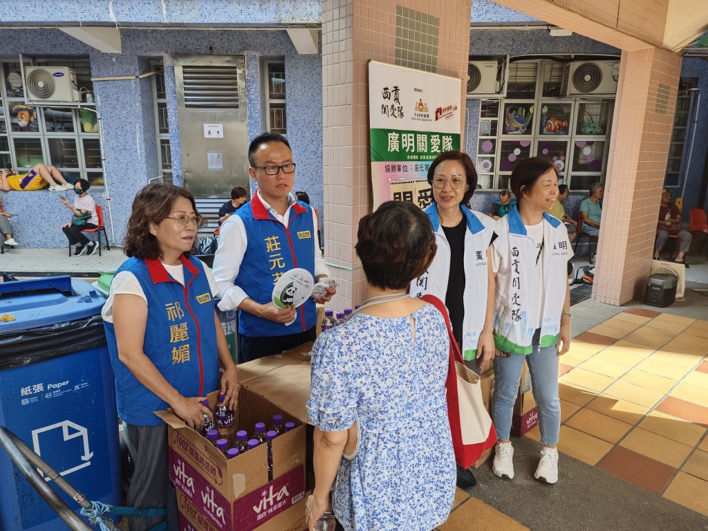關愛隊在屋苑內設立支援站向居民提供停電事故資訊。 關愛隊在屋苑內設立支援站向居民提供停電事故資訊。