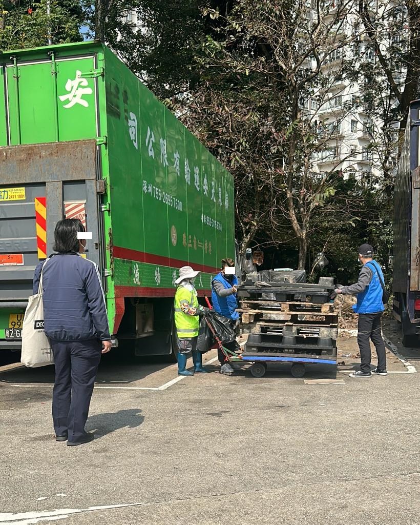 警方行动中，食环署人员共清理现场近30公斤用于霸占泊车位的铁架、卡板等杂物。(警方图片)