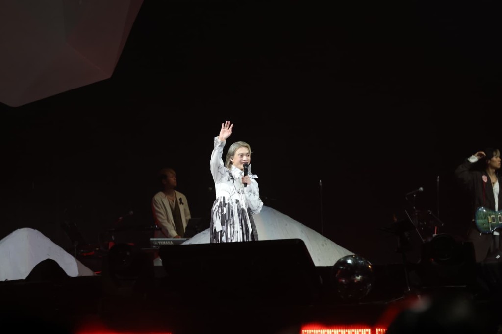 默哀儀式後，演唱會開始。