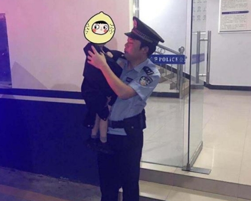 民警接到孩子後，將警服脫下裹住孩子。  網上圖片
