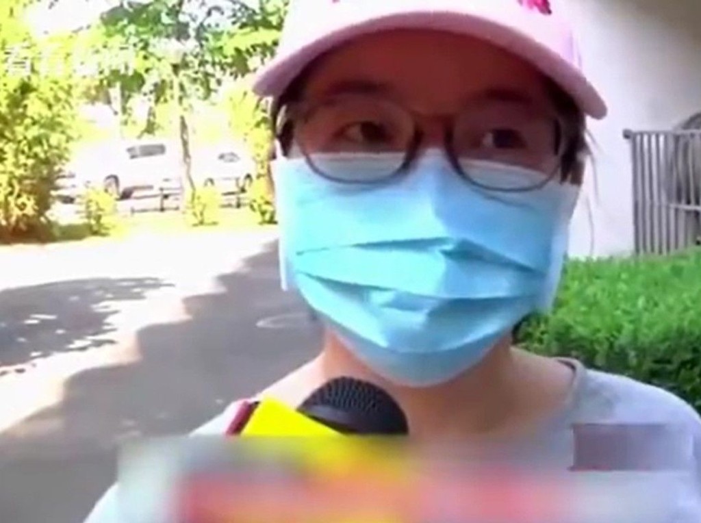 女子在小區樓下倒垃圾時,突然被從天而降的口水濺中。網圖