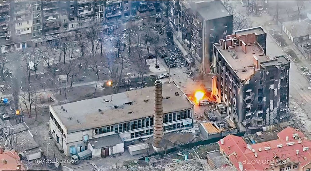 烏克蘭亞速軍團發布相片，顯示他們在馬里烏波爾摧毀俄軍的坦克、戰車。
