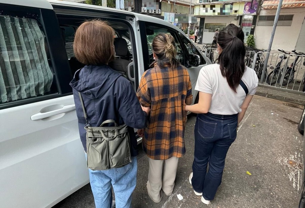 其中一名被捕女子。