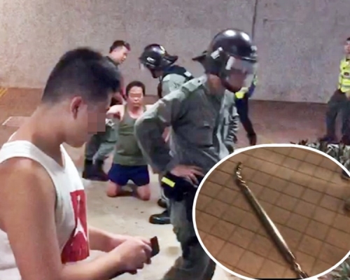 警員截查白衣青年身分證,有人下跪要求警察離開。小圖為甩脫的把手。