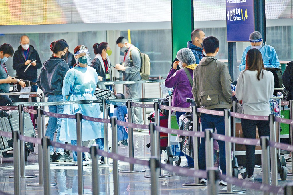 政府計畫放寬入境者的酒店檢疫期,並與「紅黃碼」措施同時推出。
