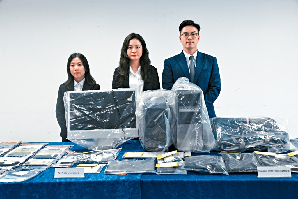 新界北總區刑事（行政及支援）署理警司王玉欣（中）、新界北總區科技及財富罪案組高級督察馮達仁（右）、創新科技及工業局數字政策辦公室高級系統經理（數據應用）吳文婷（左）交代案情。