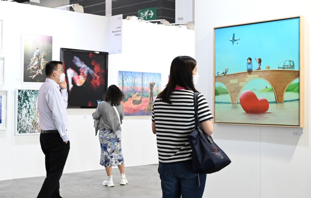 香港Affordable Art Fair 2023，充滿了各式各樣的藝術品，從繪畫到雕塑，從攝影到即場特別製作的大型專題展品