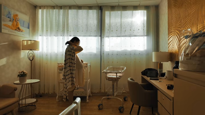 袁伟豪公开张宝儿在医院待产的影片。